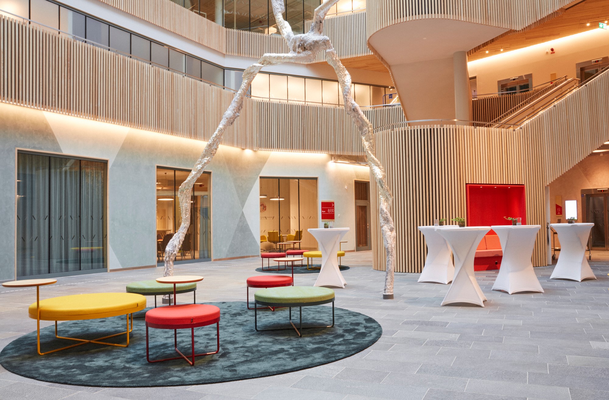 180212_COOR_HUBBEN_ATRIUM_082 Stor, fyrkantig, modern byggnad med mycket glasdetaljer. Foto.