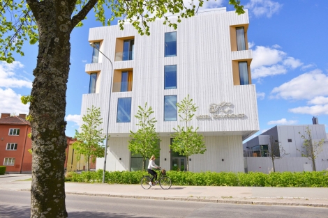 hotel-von-kraemer-sommar-470x313 Välbäddad dubbelsäng i hotellrum. Foto.